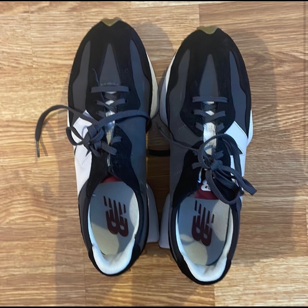 New Balance 327 Classic Sneaker in Black/Moonbeam